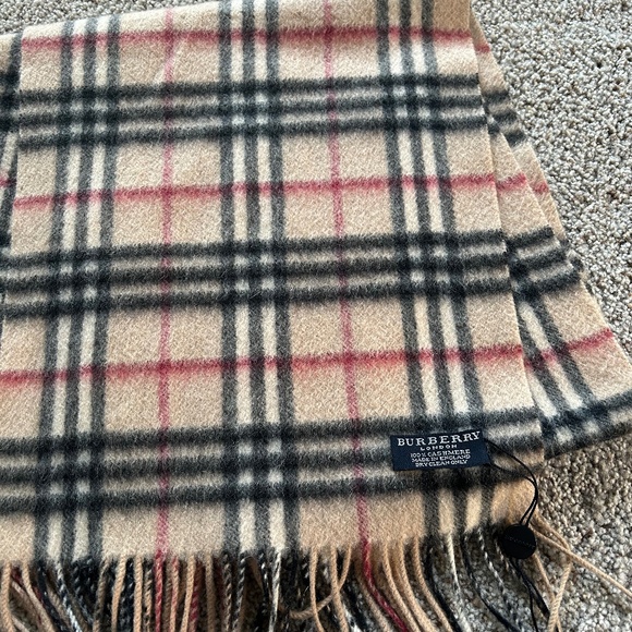 Authentic Burberry Novacheck 100 percent cashmere scarf - Picture 1 of 5